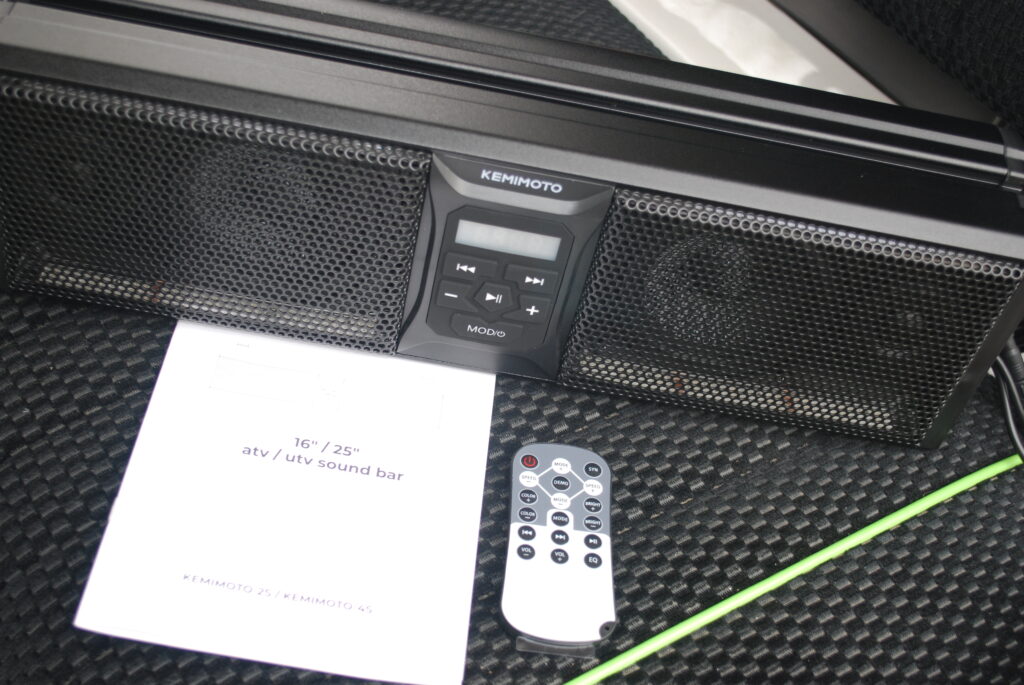 Kemimoto 16" soundbar with remote control.